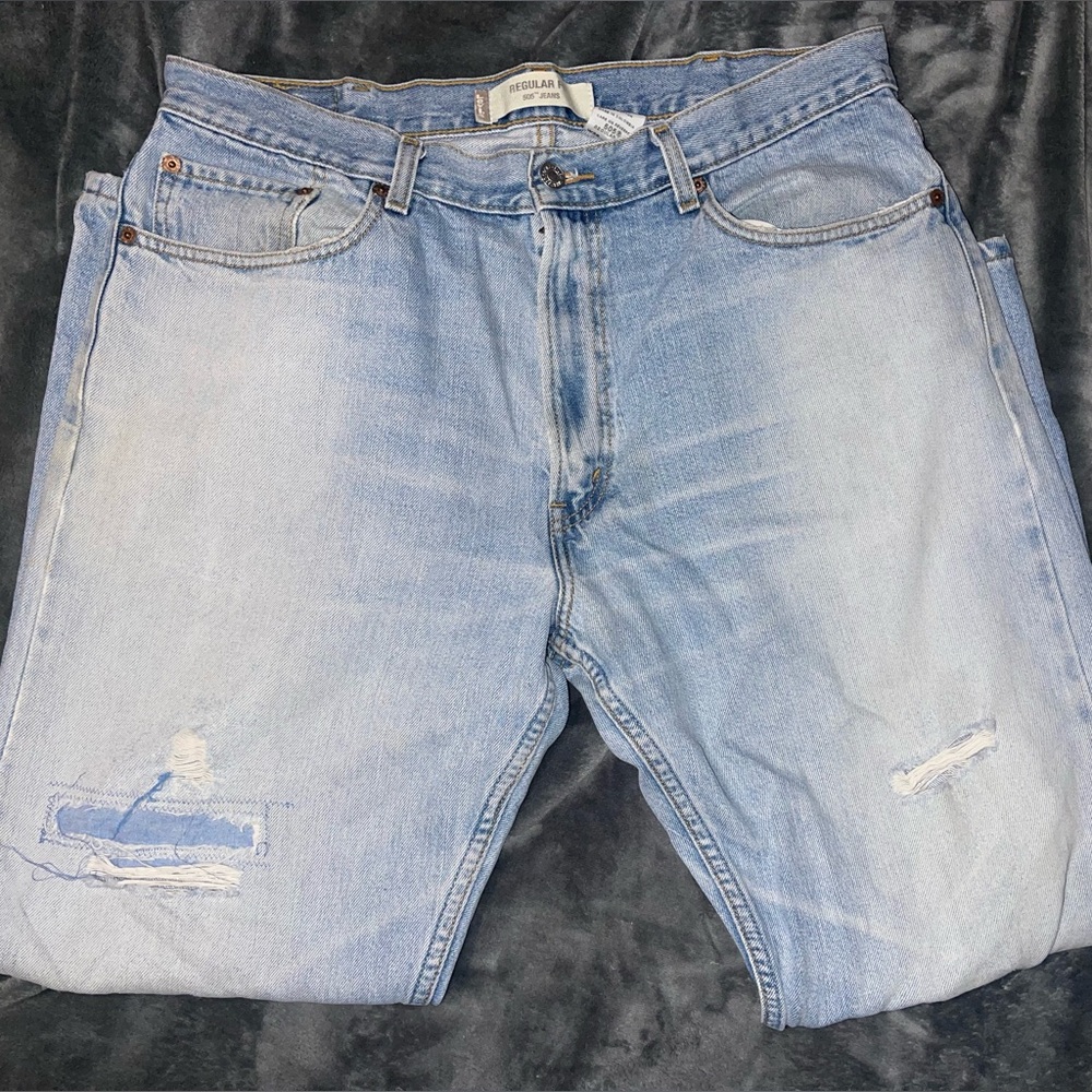 Light wash Levi's 505’s